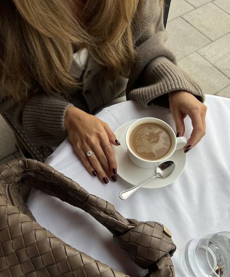 Fall Chic Aesthetic, Fall Luxury Aesthetic, Rich Coffee Aesthetic, Coffe Girls Aesthetic, Brown Aesthetic Paris, Vogue And Coffee Aesthetic, Coffee Paris Aesthetic, Classy Autumn, Classy Lifestyle