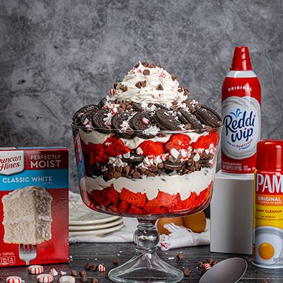 Peppermint Holiday Trifle Peppermint Holiday Trifle, Peppermint Trifle, Holiday Trifle, Christmas Trifle Recipes, Holiday Deserts, Trifle Bowl Recipes, Christmas Trifle, Fall Goodies, Easy Cakes