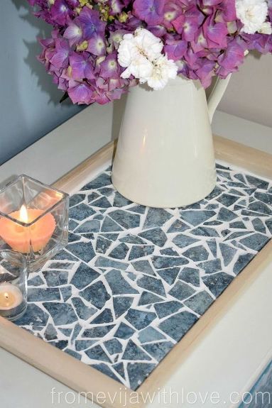 Tile Serving Tray Diy, Diy Tile Decor, Mosaic Serving Tray Ideas, Mosaic Tile Diy, Mosaic Tile Table Top Diy, Mosaic Kits To Buy, Extra Tile Ideas Diy, Diy Tile Projects, Leftover Tiles Ideas