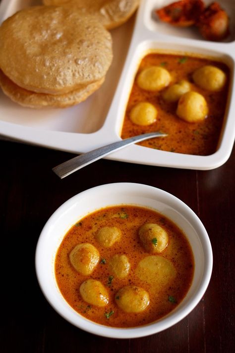 dum aloo recipe UP (uttar pradesh) style with step by step photos. this delicious UP style dum aloo recipe has a base of tomato and spices. Indian Curry Recipes, Dum Aloo Recipe, Vegetable Curry Recipes, Dum Aloo, Aloo Recipe, Veg Curry, Aloo Recipes, North Indian Recipes, Curry Recipes Indian