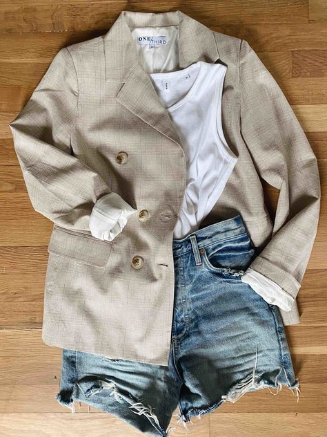 Linen Blazer Outfit Women, Blazer And Skirt Outfits, Linen Blazer Outfit, All Star Outfit, Blazer With Shorts, Tennis Shoe Outfits Summer, Blazer Street Style, Blazer Outfits For Women, Flattering Outfits