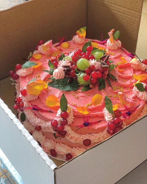 Simple Cake With Strawberries On Top, Italian Fruit Cake, Pound Cake Decoration Ideas, Shared Birthday Cake Ideas, Summer Lemon Cake, Spring Birthday Decorations, Birthday Baking Ideas, Birthday Cakes 19, Whimsigoth Cake