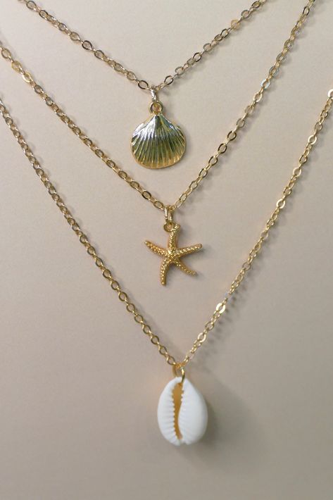 Embrace the beauty of the sea with the Summer Ocean’s Shell Necklace. This enchanting piece features a finely detailed shell pendant, perfect for adding a touch of ocean-inspired elegance to any outfit. Ideal for both casual beach days and sophisticated summer evenings, this necklace brings the serenity of the ocean to your wardrobe. Details Alloy material 14.5” chain , 2” extension extender option and a 1” dainty diffuser extender. Dainty diffuser for diffusing essential oils which can be removed if desired. Unique faux suede material will diffuse essential oils for hours. Wipe your necklace clean after wearing to preserve the life of your jewelry. Please keep dry and remove when bathing or swimming. Seashells Necklace Aesthetic, Sea Shell Jewellery Holder, Beach Inspired Jewelry, Beach Necklace Aesthetic, Mermaid Jewlery, Beach Jewelry Aesthetic, Beachy Necklaces, Summer Jewlery, Jewllery Ideas