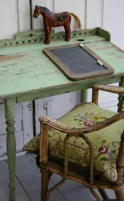 Eye For Design: Decorating Farmhouse Style With Green Painted Furniture Green Painted Furniture, Muebles Shabby Chic, Vibeke Design, Green Cottage, Green Desk, Needlepoint Pillow, Style Cottage, Green Decor, French Farmhouse