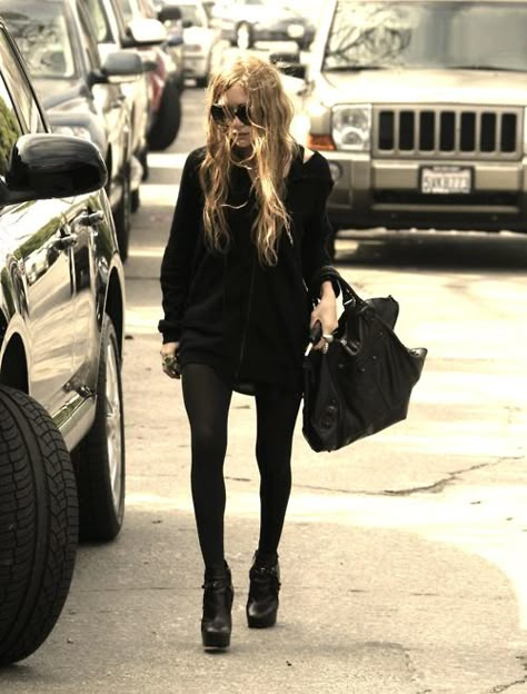 I <3 Mary Kate & these shoes so so much. Mary Kate Olsen Style, Ashley Olsen Style, Olsen Fashion, Olsen Twins Style, Kate Olsen, Mary Kate Ashley, Olsen Twins, Twin Outfits, Mary Kate Olsen