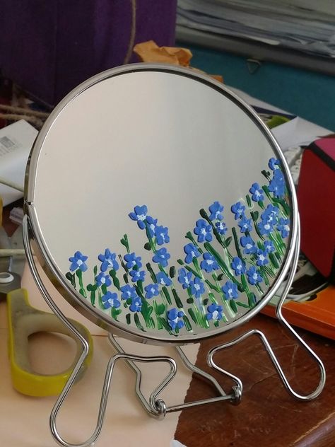 What To Paint On A Mirror, Flowers Painted On Mirror, Circle Mirror Painting, Small Mirror Painting, Round Mirror Painting, Mirror Painting Ideas Easy, Aesthetic Glass Painting, Painted Mirror Aesthetic, Painting On Mirrors Aesthetic