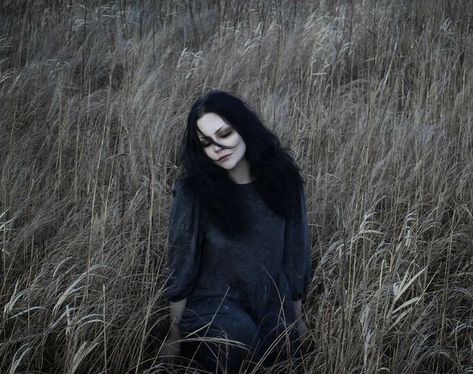 Cool Senior Pictures, Goth Girl Aesthetic, Southern Gothic Aesthetic, Goth Friends, Senior Photoshoot Poses, Gothic Photography, Senior Photo Outfits, Senior Picture Outfits, Southern Gothic