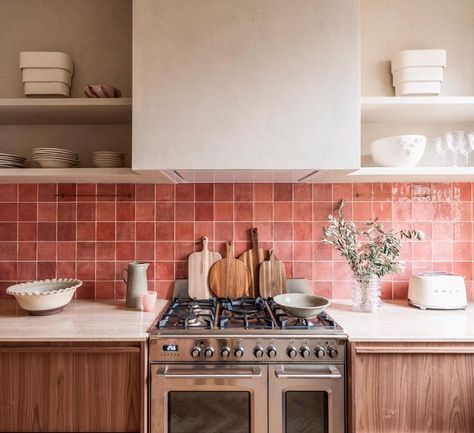 Terracota Kitchen Ideas, Red Tiled Kitchen, Pink Tile Kitchen Backsplash, Pink Kitchen Tile, Travertine Worktop, Kitchen Pink Tiles, Pink Tiles Kitchen, Pink Tile Kitchen, Pink Kitchen Backsplash