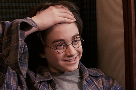 People Who’ve Never Read The “Harry Potter” Books Responded Hilariously To Questions About The Series Photo Harry Potter, Harry Potter Scar, Harry Potter Lightning, Harry Potter Wiki, Bolt Tattoo, Images Harry Potter, Harry James, Harry James Potter, Harry Potter Films