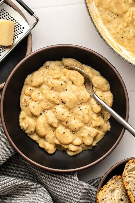 Cacio e Pepe Butter Beans, a dreamy one-pot meal made with parmesan, black pepper, and buttery white beans, gives the classic creamy pasta dish a protein boost and dairy-free twist! Vegan and Gluten-Free. Butter Beans Recipe, Creamy Pasta Dishes, Italian Pasta Dishes, Butter Pasta, Butter Beans, Dessert Salads, Creamy Pasta, Pasta Dish, Butter Recipe