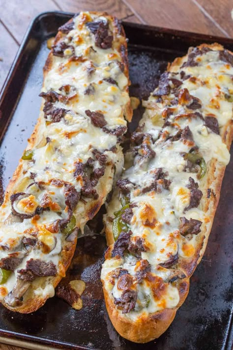 Philly Cheesesteak Cheesy Bread is cheesy, crunchy and full of cheese steak flavors with ribeye, green bell peppers, onions and mushrooms. A perfect party appetizer for game day! Cheese Steak, Philly Cheese, Cheesy Bread, Think Food, God Mat, Philly Cheese Steak, Football Food, Idee Pasto Sano, Sandwiches Wraps