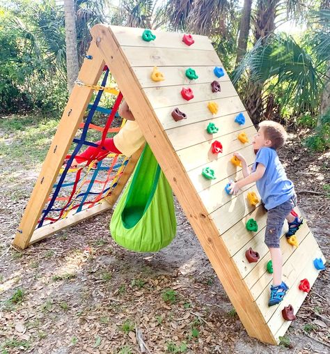 Kids Backyard Ideas On A Budget, Diy Kids Rock Climbing Wall, Backyard Rock Climbing Wall, Diy Kids Playground, Backyard Fort, Play Area Backyard, Backyard Kids Play Area, Italy House, Playground Ideas