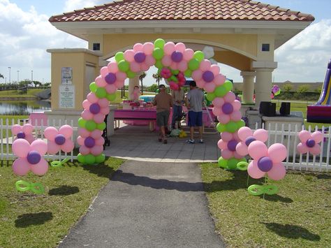 Tea party entry way. Mothers Day Balloon Arch, Balloon Decorations Without Helium, Flower Party Decorations, Enchanted Party, Mothers Day Balloons, Deco Ballon, Balloon Crafts, Balloon Arches, Balloon Sculptures