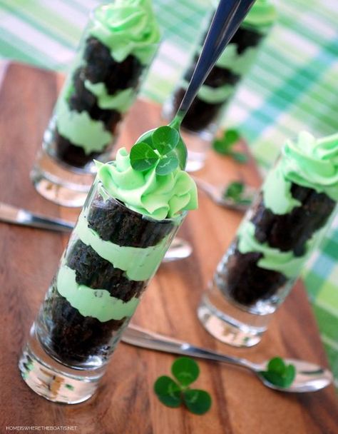 Irish Tea, St Patrick Day Treats, Dessert Parfait, Quick Treats, St Patricks Day Food, Brownie Desserts, Brownie Bites, Irish Recipes, St Paddy