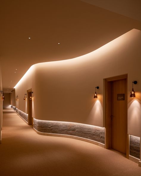 Hotel Hallway Lighting, Architectural Lighting Design Interior, Curved Wall Lighting, Texture Color Wall, Spa Corridor, Lobby Lighting Design, Hotel Corridor Design, Cove Lights, Entryway Design Ideas