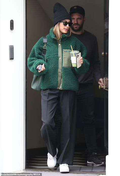 Hailey Bieber looks ready for a camping trip in a fuzzy green jacket and knit cap | Daily Mail Online Hailey Bieber Looks, Fleece Jacket Outfit, Fleece Outfit, Hailey Baldwin Style, Look Boho Chic, Cooler Look, Sarah Jessica Parker, Knit Cap, Mode Inspo