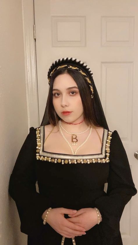 Basic Halloween Costumes, Horror Halloween Costumes, Tudor Costumes, Halloween Coustumes, Witch Costumes, Pretty Halloween Costumes, Trendy Halloween Costumes, Halloween Costume Outfits, Funny Costumes