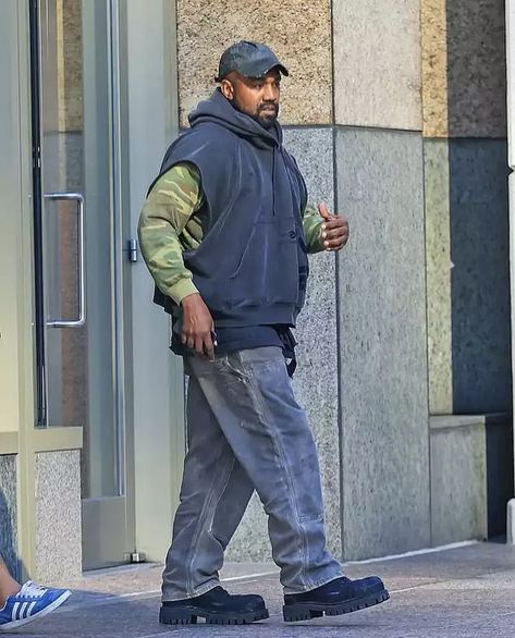 Kanye West Outfits, Kanye Fashion, Kanye West Style, Balenciaga Top, Yeezy Outfit, Dope Fits, Mens Fashion Streetwear, Aesthetic Shirts, Stylish Mens Outfits