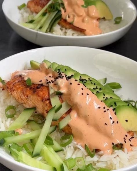 Healthy Eating on Instagram: "Salmon Bowl with Avocado and Sauce 🥑🍣 
(via: @ikosun_kitchen)

It was a wonderful taste, I just loved it.
Those who love this kind of flavors should definitely try it 😊

Materials:
4 salmon fillets

For the marinade:
2 tablespoons of olive oil
Juice and zest of 1 half lemon
1 teaspoon dark soy sauce
1/2 teaspoon black pepper
1/2 teaspoon chili pepper
1/2 teaspoon red pepper powder
1/2 teaspoon garlic powder or 2 pressed
Salt

To garnish: avocado, cucumber, spring onion and black cumin 

For the sauce:
2 tablespoons mayonnaise
1 tablespoon Sriracha sauce
some lemon juice
salt and pepper

Directions:
Wash the salmon and dry it.
Mix all the ingredients for the marinade and spread evenly over the salmon.
Bake the salmon in a preheated oven at 200°C top/bottom t Salmon Bake, Dark Soy Sauce, Avocado Cucumber, Black Cumin, Salmon Bowl, Makanan Diet, Healthy Food Dishes, Sriracha Sauce, Healthy Food Motivation