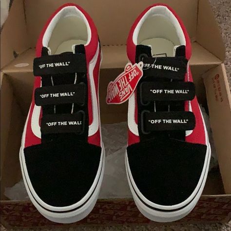 Velcro Vans Outfit, Trendy Vans, Red And Black Vans, Velcro Vans, Vans Shoes Women, Vans Girl, Shoes Cool, Vans Outfit, Red Vans