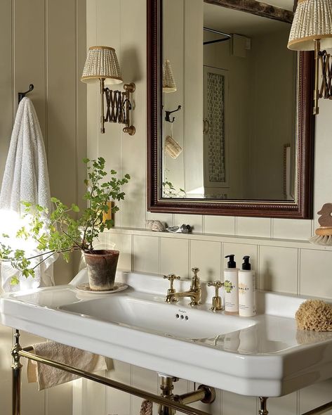 English Bathroom Cottage, Farm Sink Bathroom, English Cottage Half Bath, Bathroom Countryside, English Cottage Bathroom Ideas, Cottagecore Interior Bathroom, Manor Bathroom Aesthetic, English Cottage Bathroom, English Country Bathroom