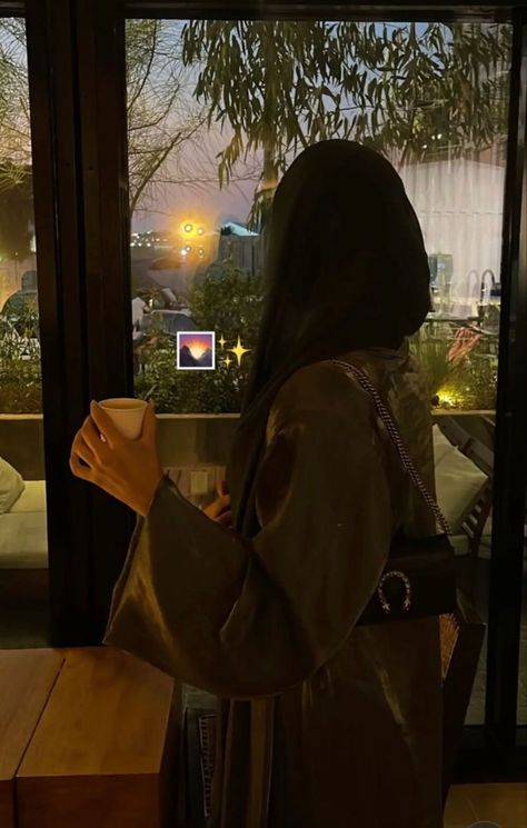 Abaya girl Hijabi Pics For Instagram, Hidden Face Aesthetic, Girls Dpz Stylish, Abaya Girl, Khaleeji Aesthetic, Elegant Abayas, Khaleeji Abaya, Faceless Aesthetic, Kids Style Hair