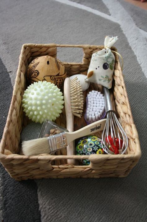 Baby Zintuiglijk, Sensory Basket, Treasure Basket, Baby Montessori, Baby Sensory Play, Baby Play Activities, Baby Learning Activities, Montessori Baby, Montessori Toddler