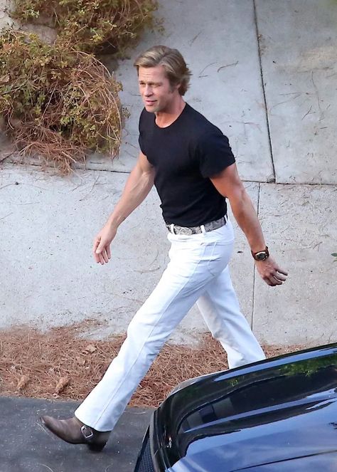 Once Upon a Time in Hollywood: Brad Pitt in Black and White | BAMF Style Oldies Fashion, Americana Fashion Men, Ralph Lauren Men Outfits, Brad Pitt Style, Los Angeles Summer, Brad Pitt Photos, Gentleman Lifestyle, Fashion Style Inspiration, Dating Relationship Advice