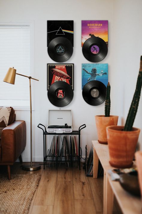 Our album cover and vinyl record wall mount is the ideal solution for music lovers and vinyl enthusiasts who want to display their record collection in style. With dimensions of 7 cm x 6.3 cm x 2.1 cm and an elegant triangular shape, this shelf fits seamlessly into your home and gives your room an appealing atmosphere. A special feature of this product is the thoughtful design with a hidden through hole for the screw for wall mounting. This keeps the aesthetic appearance of your records intact e Record Album Display Wall, Record Storage Wall Unit, Lp Display Ideas, Vintage Music Themed Room, Displaying Vinyl Records, Vinyl Apartment Decor, Hanging Vinyls On The Wall, Framed Records On Wall, Vinyl Records Display