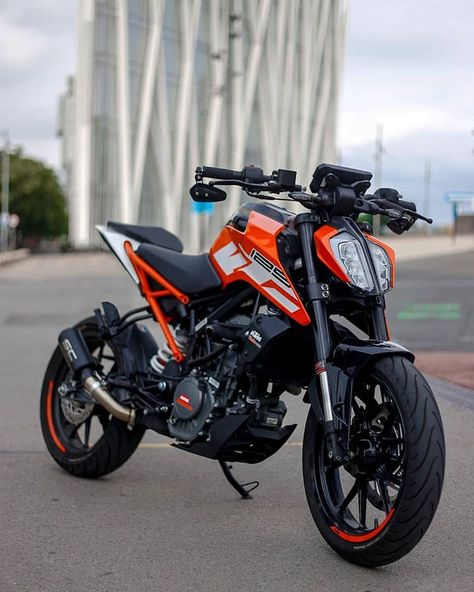 KTM - READY TO RACE INDIA on Instagram: “Duke 125 @flyingdog1_ _____ #Duke125 #ktm #wheelie #dirft #Dukepower #stuntriding #dukearmy #readytorace #390duke #stunt #bikebuild #Ktm…” Ktm Cafe Racer, Duke Motorcycle, Ktm 125 Duke, Ktm Super Duke, Ktm Supermoto, Xe Ducati, Ktm Duke 200, Tmax Yamaha, Duke 390