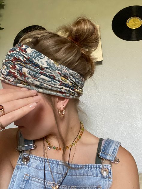 Hair Bandana Outfit Summer, Hair Updo With Scarf, Hair Scarf Aesthetic, Hippie Hair Styles, Boho Headband Hairstyles, Bandana Hair Styles, Boho Bandeau Hairstyles, Natural Life Headband, Granola Hairstyles