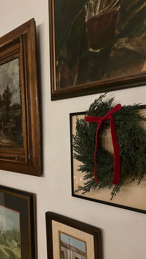 Colonial House Christmas Decor, Christmas Photowall Ideas, Christmas Garland Front Porch Railing, Antique Christmas Aesthetic, Holiday Gallery Wall, Victorian Cottage Christmas, Vintage Christmas Decorations Ideas, Christmas Wreath With Red Bow, Whimsical Christmas Aesthetic