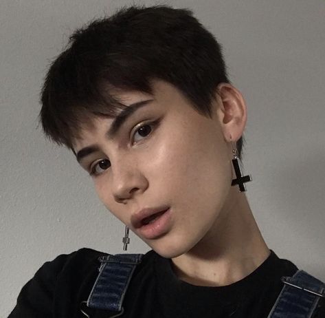 Ian Alexander 23 Leading Trans And Non-Binary Actors Who Deserve More Airtime Non Binary Haircuts, Androgynous Hair, Makeup Hacks Beauty Secrets, Trendy Short Haircuts, Punk Hair, Edgy Hair, Fluffy Hair, Beauty Makeup Tips, Hair Reference