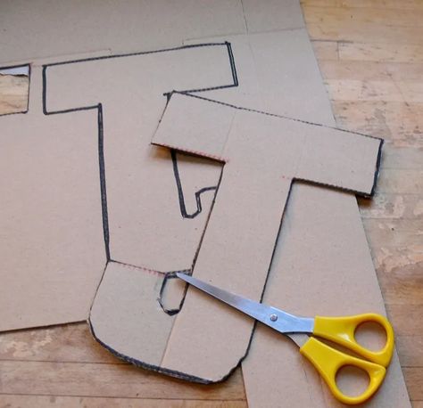 21 DIY Cardboard Letters | Guide Patterns Letter Standee Diy, Cardboard Letters Diy Decoration, Large Letters Diy, Big Letters Decoration, Diy Cardboard Letters, Graduation Diy Ideas, Large Cardboard Letters, Clay Letters, Diy Styrofoam Crafts