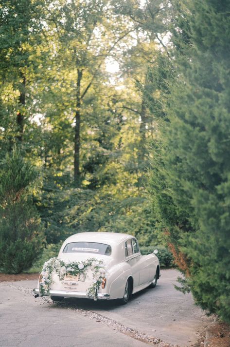 Reception Send Off, Wedding Ceremony Entrance, Vintage Truck Wedding, Southern Wedding Reception, Classic Car Wedding, Wedding Getaway Car, Wedding Getaway, Classy Wedding Decor, Cars Old