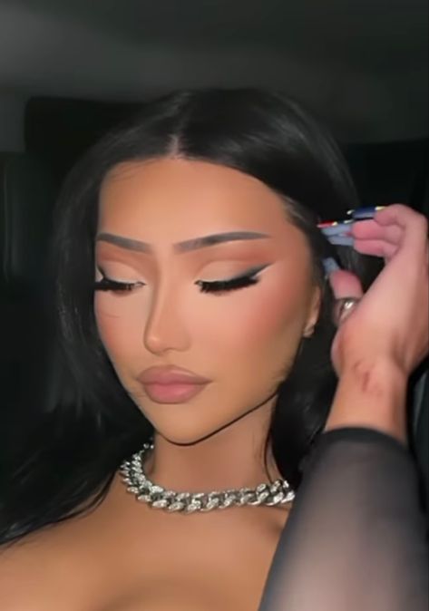 18th Birthday Make Up Looks, Wing Eyeshadow Looks, Club Make Up Night, Eyeshowdow Looks, Dark Fem Eye Makeup, Cool Tone Glam Makeup, Latina Prom Makeup, Eye Makeup Stones, 20th Birthday Makeup Ideas