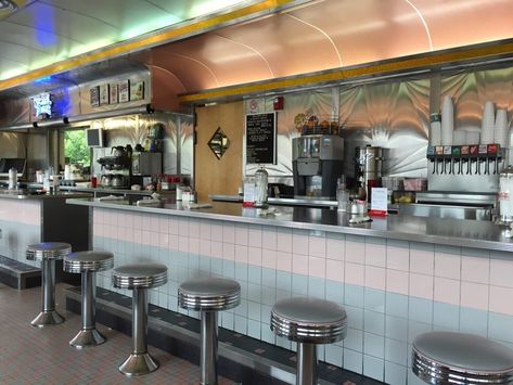 Diner Counter, Las Vegas Living, Bar Tile, 1950s Diner, Restaurant Booth, 50s Diner, Counter Seating, Chocolate Chip Pancakes, Retro Diner