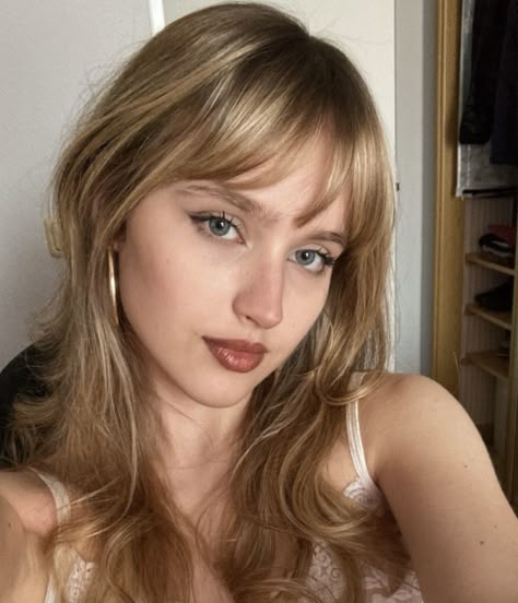 70s Blowout Hair With Bangs, Honey Blonde 90s Hair, Blonde Hair Bangs Aesthetic, Sabrina Carpenter Bangs Brunette, Sabrina Carpenter Bangs 2022, Makeup Inspo, Hair Color, Hair Cuts, Makeup