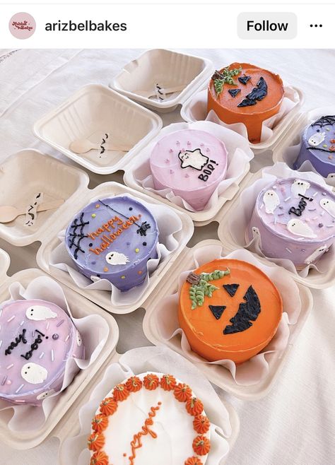 Bento Cake Design Halloween, Realistic Halloween Cakes, Vintage Halloween Cupcakes, Fall Mini Cake Designs, Spooky Mini Cakes, Halloween Small Cakes, Halloween Bento Cake Ideas, Halloween Cake Inspiration, Cute Halloween Birthday Theme