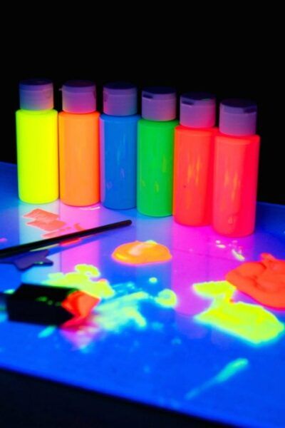 Neon Sweet 16, Glow In The Dark Paint, Glow In Dark Party, Glow Stick Party, Neon Birthday Party, Glow In The Dark Party, Glow Birthday Party, Diy Glow, Glow Paint