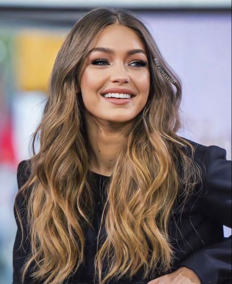 Bronze Blonde, Gigi Hadid Hair, Stile Kendall Jenner, Blonde Hair Looks, Hair Appointment, Dark Blonde, Hair Inspo Color, Wedding Hair And Makeup, Gigi Hadid