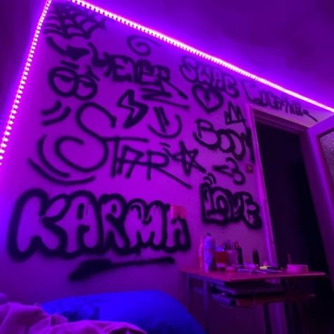 Purple Painted Room Ideas, Tiny Hangout Room Ideas, Spray Painted Room Wall, Spray Paint Designs On Wall, Spray Paint Art On Wall, Room Wall Graffiti, Room Inspo Graffiti, Graffiti Wall In Room, Grafiti Walls Bedrooms