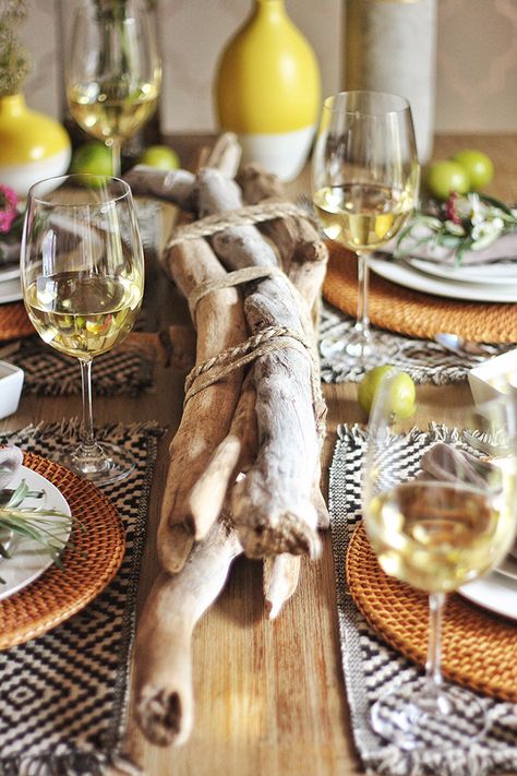 Driftwood Table Centerpiece, Driftwood Centerpiece Wedding, Diy Sculpture Ideas, Driftwood Wedding Centerpieces, Sculpture Centerpiece, Coastal Wedding Centerpieces, Wedding Cactus, Diy Sculpture, Driftwood Wedding