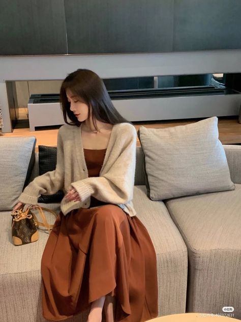 Less Is More Fashion, Neutral Feminine Outfit, Eloquent Outfits, 90s Modest Fashion, Japanese Modest Fashion, Summer Outfits 2024 Fashion Trends Women Dress, Korean Elegant Outfit, Winter Dress Korean, Korean Modest Outfits