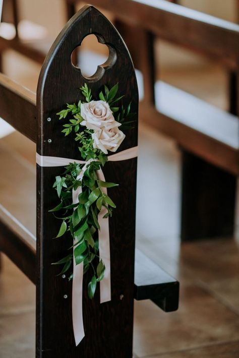 Church Pew Wedding Decorations, Church Pew Flowers, Church Pew Wedding, Church Wedding Decorations Aisle, Church Pew Decorations, Simple Church Wedding, Wedding Pew Decorations, Church Aisle Decorations, Pew Flowers