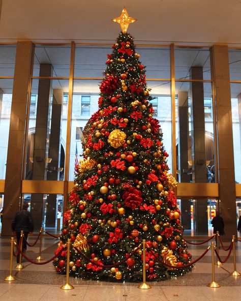 Large Christmas Trees Decorated, Christmas Tree In Office, Grand Christmas Tree, Commercial Christmas Tree, Office Christmas Tree Ideas, Christmas Mansion, Grand Central Terminal New York, Huge Christmas Tree, Lux Christmas