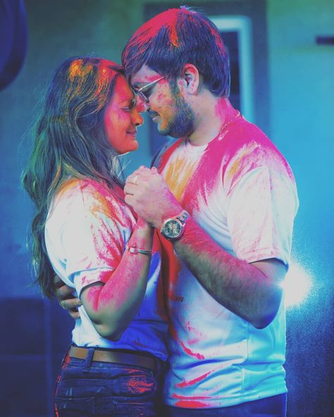 holi poses Holi Pics Photo Ideas Couple, Holi Pose Ideas Couple, Holi Cupal Pic, Holi Copul Pic, Holi Poses For Couple, Holi Photoshoot Ideas Couple, Holi Photo Poses At Home, Couple Holi Photos, Holi Couple Photoshoot