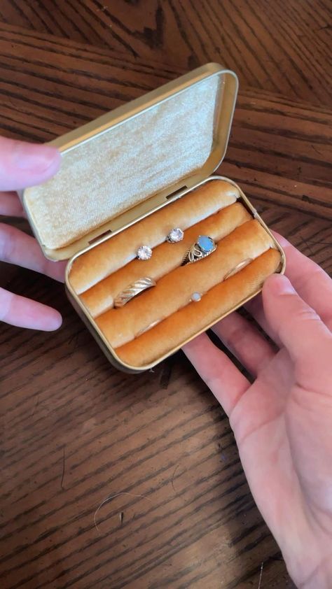 Diy Jewelry Case, Ring Carrier, Travel Ring, Astuces Diy, Crafts Jewelry, Crafts Hacks, Fun Diy Crafts, Diy Crafts Jewelry, Crafty Craft