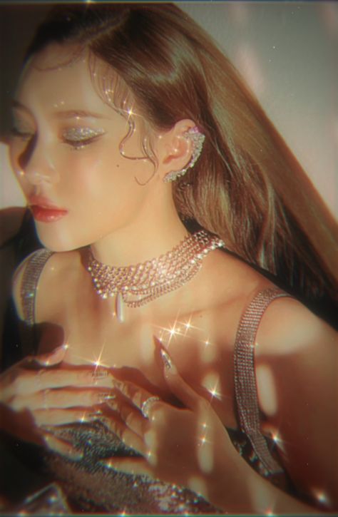 Sunmi Kpop Sparkle Aesthetic, Kpop Glitter Aesthetic, Glitter Editorial Photography, Sparkle Photoshoot Photo Ideas, Gold Glitter Photoshoot, Light And Dark Photoshoot, Kpop Glitter Outfit, Y2k Ethereal Aesthetic, Y2k Glitter Outfit