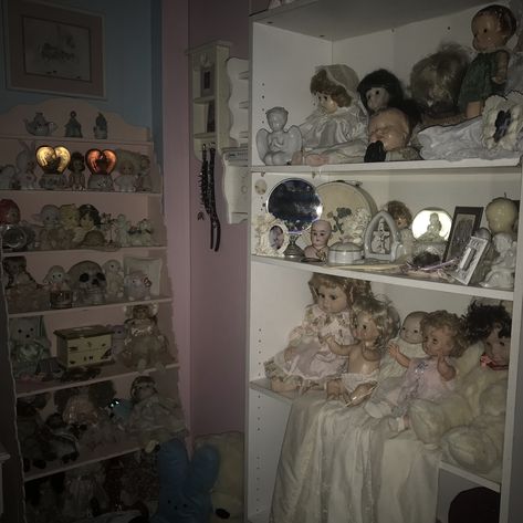 Morute Core Room, Morute Bedroom, Creepy Cute Bedroom, Morute Room, Creepy Cute Room, Dakota Core, Creepy Doll Aesthetic, Morute Core, Creepy Cute Aesthetic